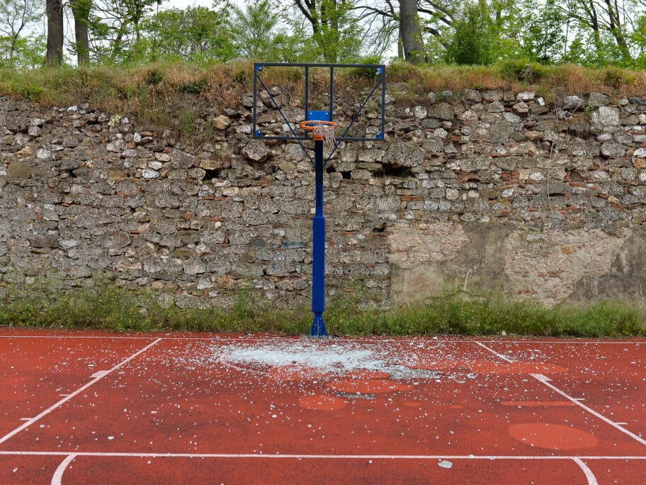 Vandalizam u Rovčetu - polomljena stakla, vrata, delovi koševa, zapaljen WC 7 unisten teren u rovcetu 6 maj 2020 foto jv vanja keser 5