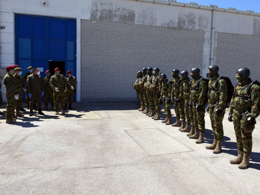 padobranci i Vulin foto MO