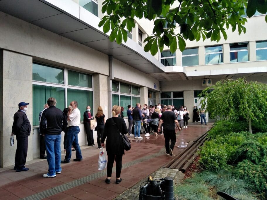 Ponovo rade šalteri u Nišu, gužve na ulazu zbog ograničenog broja stranaka 5 Red ispred GU foto Vanja Keser