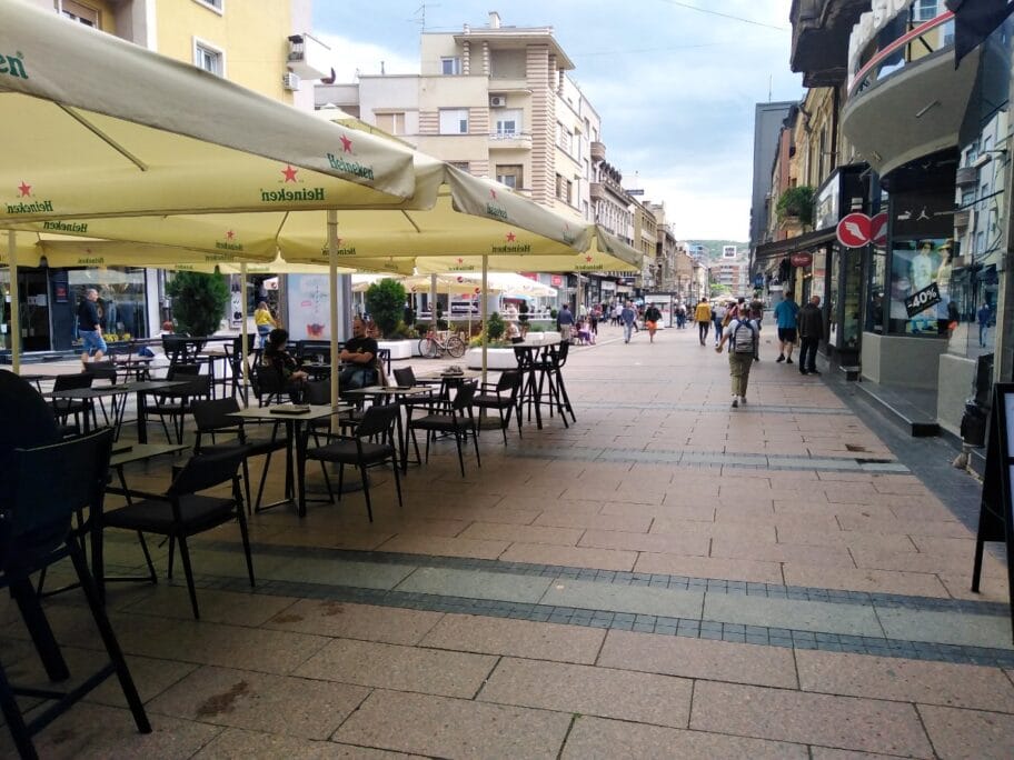 Kafici i grad foto Vanja Keser