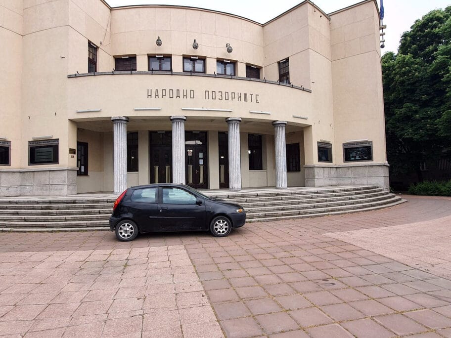 Foto-vest: Plato ispred Narodnog pozorišta parking za pojedince 9 Bahato Parkiranje Narodno pozoriste foto Milan Jovanovic