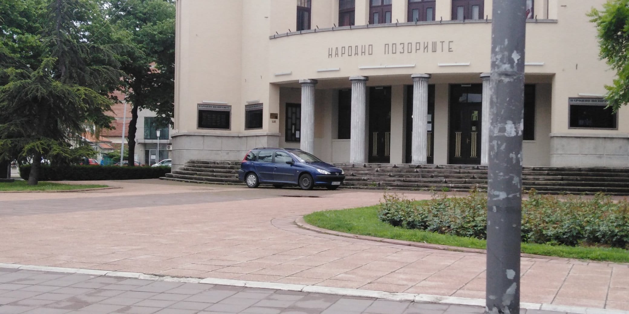 Bahato parkiranje Narodno pozoriste maj 2020 foto Boban Rajkovic