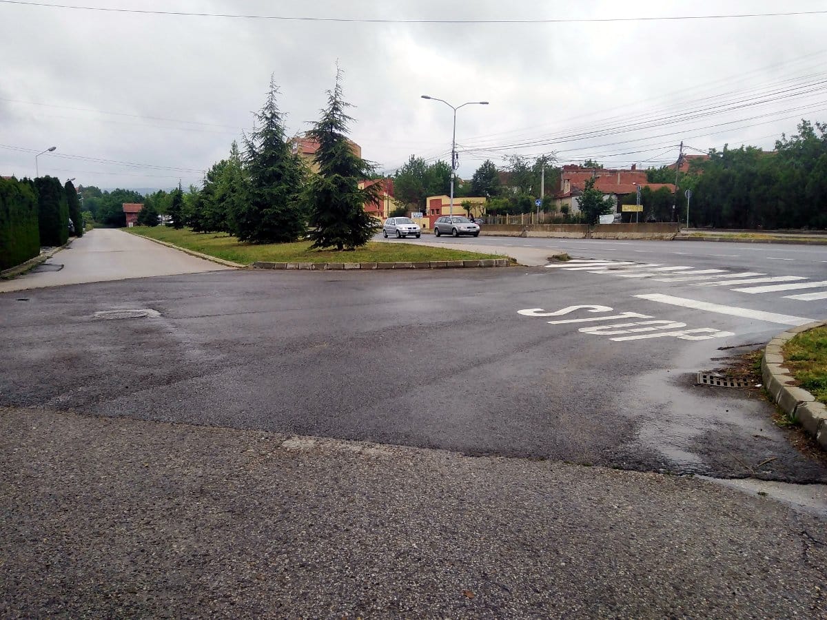 Sterijina ulica Beverli hils, zakrpljene rupe 7, maj 2020; foto: Vanja Keser