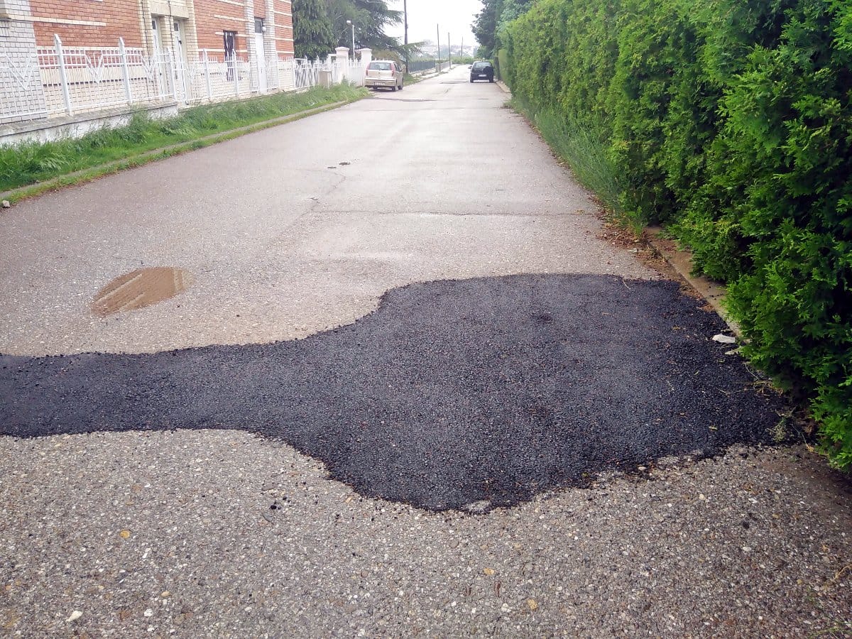 Sterijina ulica Beverli hils, zakrpljene rupe 4, maj 2020; foto: Vanja Keser