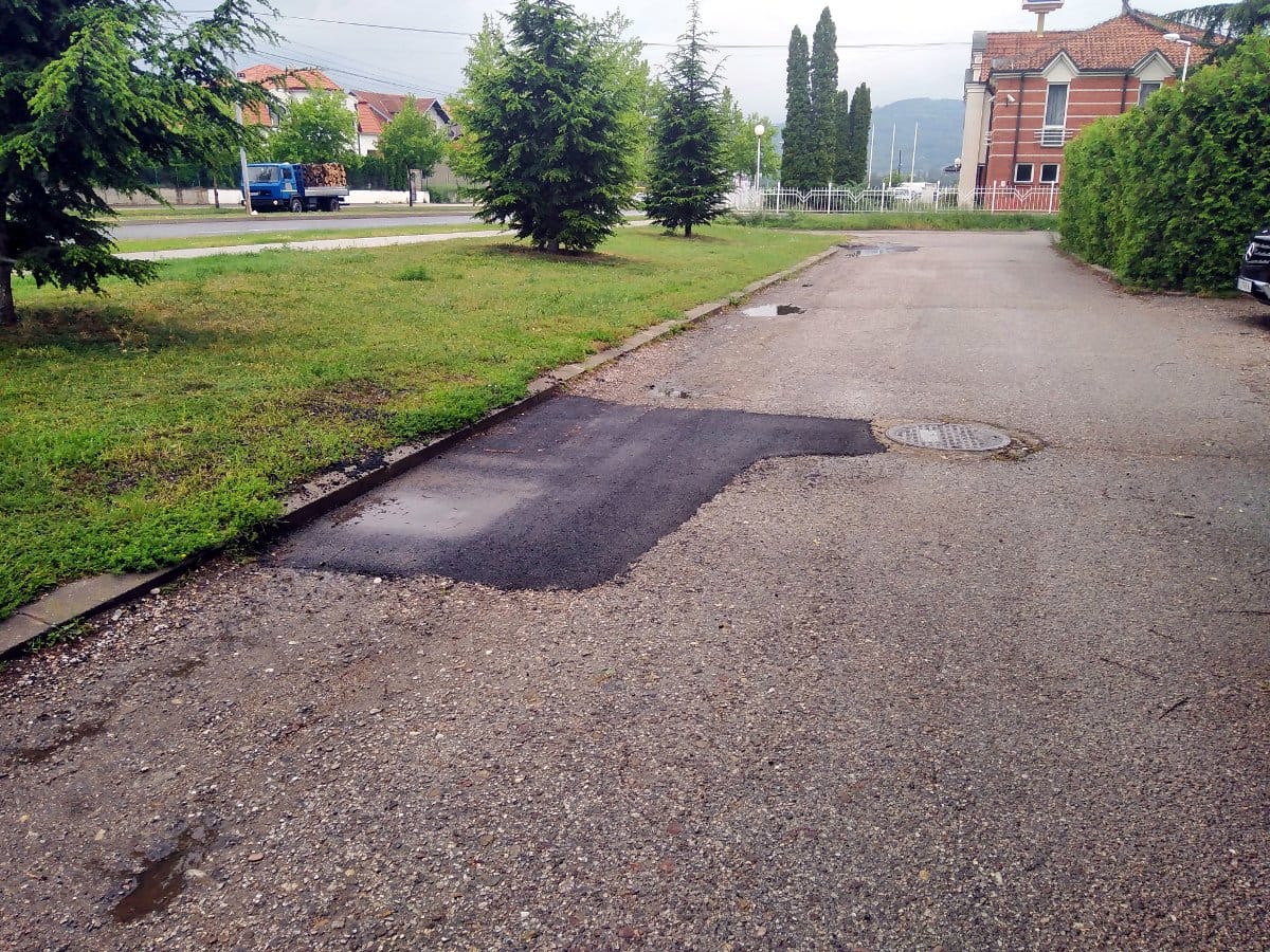 Sterijina ulica Beverli hils, zakrpljene rupe 3, maj 2020; foto: Vanja Keser