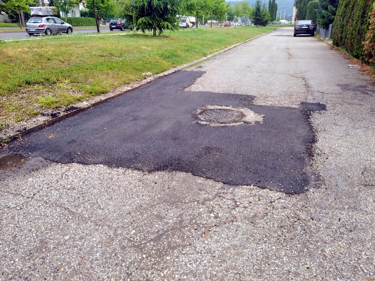 Sterijina ulica Beverli hils, zakrpljene rupe 2, maj 2020; foto: Vanja Keser