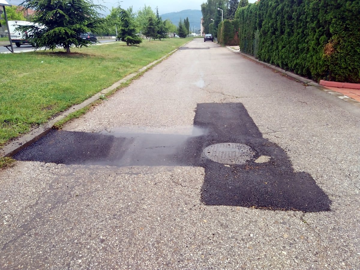 Sterijina ulica Beverli hils, zakrpljene rupe 1, maj 2020; foto: Vanja Keser