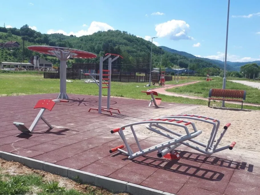 Novi letnjikovci, mobilijari i teretane na otvorenom u Niškoj Banji 17 Park za vezbanje Medvedja foto Opstina Medvedja