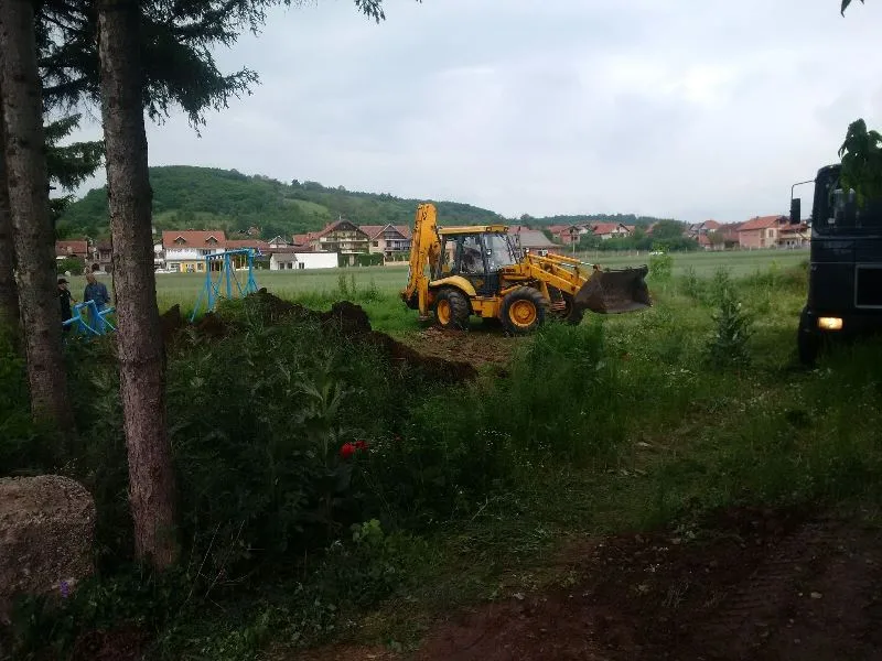 PROKUPLJE masine na parceli foto ljm