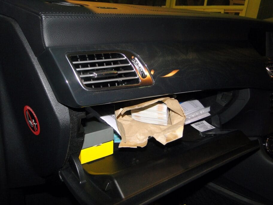 Carinici na Gradini zaplenili neprijavljene devize i narkotike 13 koverta sa neprijavljenim funtama u ladici automobila