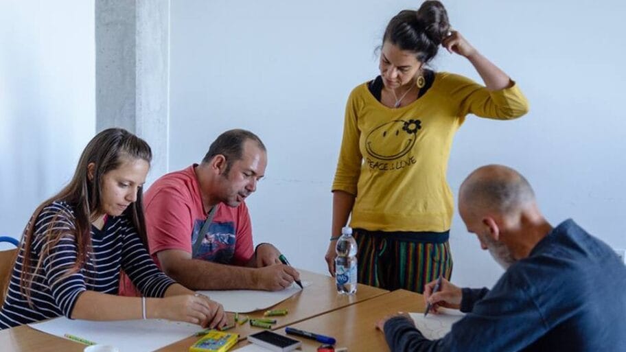 112413672 hearingvoicesradionica 03