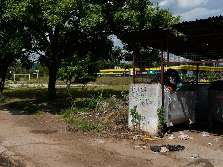 Djubre skolsko dvoriste jun 2020 foto Juzne vesti Vanja Keser2