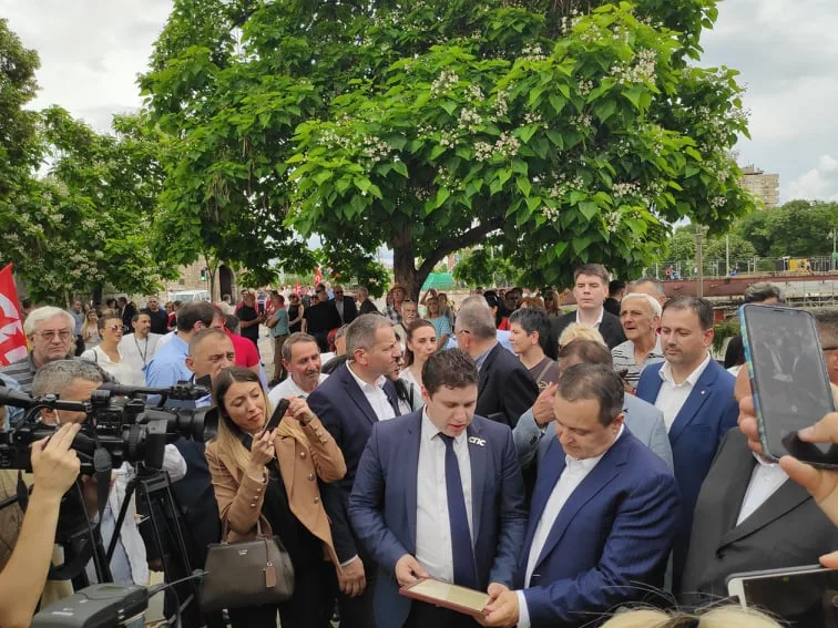 Dačić u Nišu dobio pesmu i obećao vernost Vučiću 11 dacic1