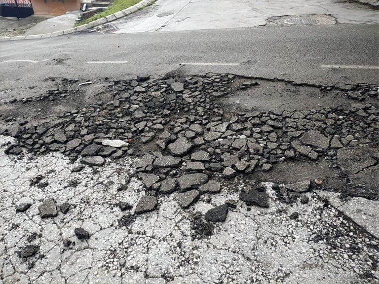 Slomljeni asfalt Kovanlucka foto citalac