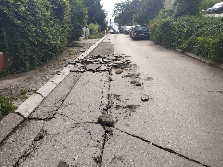 Uništeni asfalt posle nevremena jun 2020 foto čitalac1