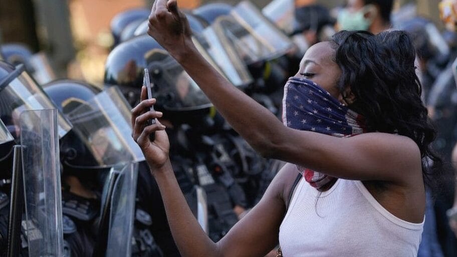 112902502 us protestwoman