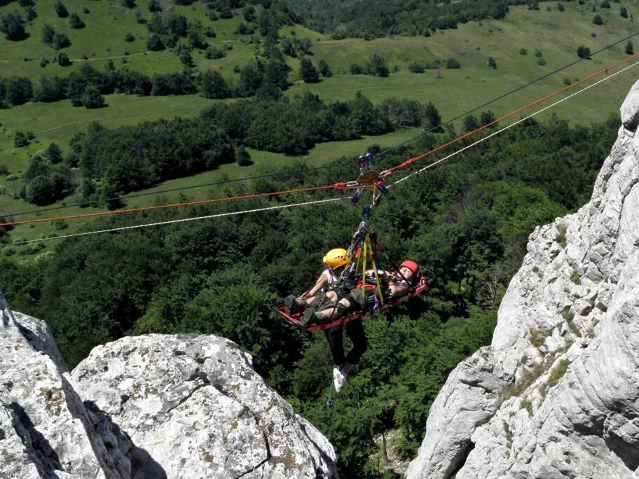 Spasioci tragaju za Nišlijom koji je nestao kod Ploča 18 Gorska sluzba spasavanja vezba spasavanje na steni foto GSS scaled