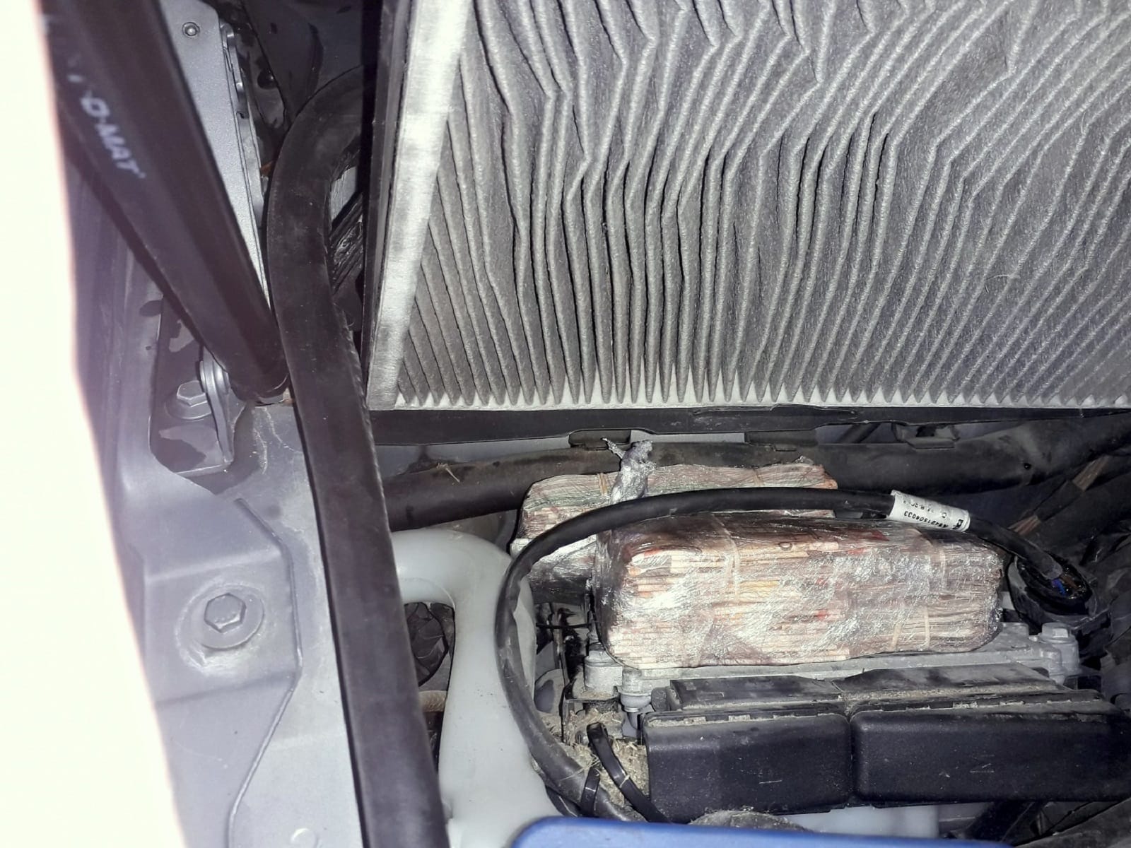 Neprijavljene evre sakrili u motor i filter klime 1 Presevo 19 06 sakriveni novac