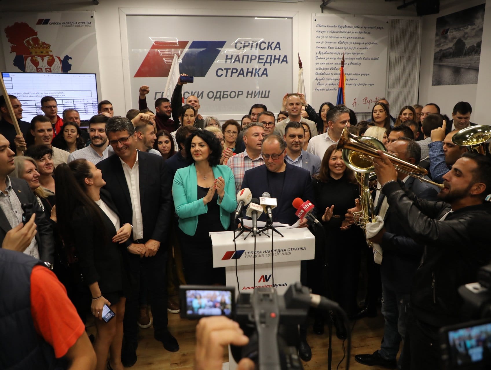 Slavlje u SNS bez postovanja mera; foto: Matija Gacic