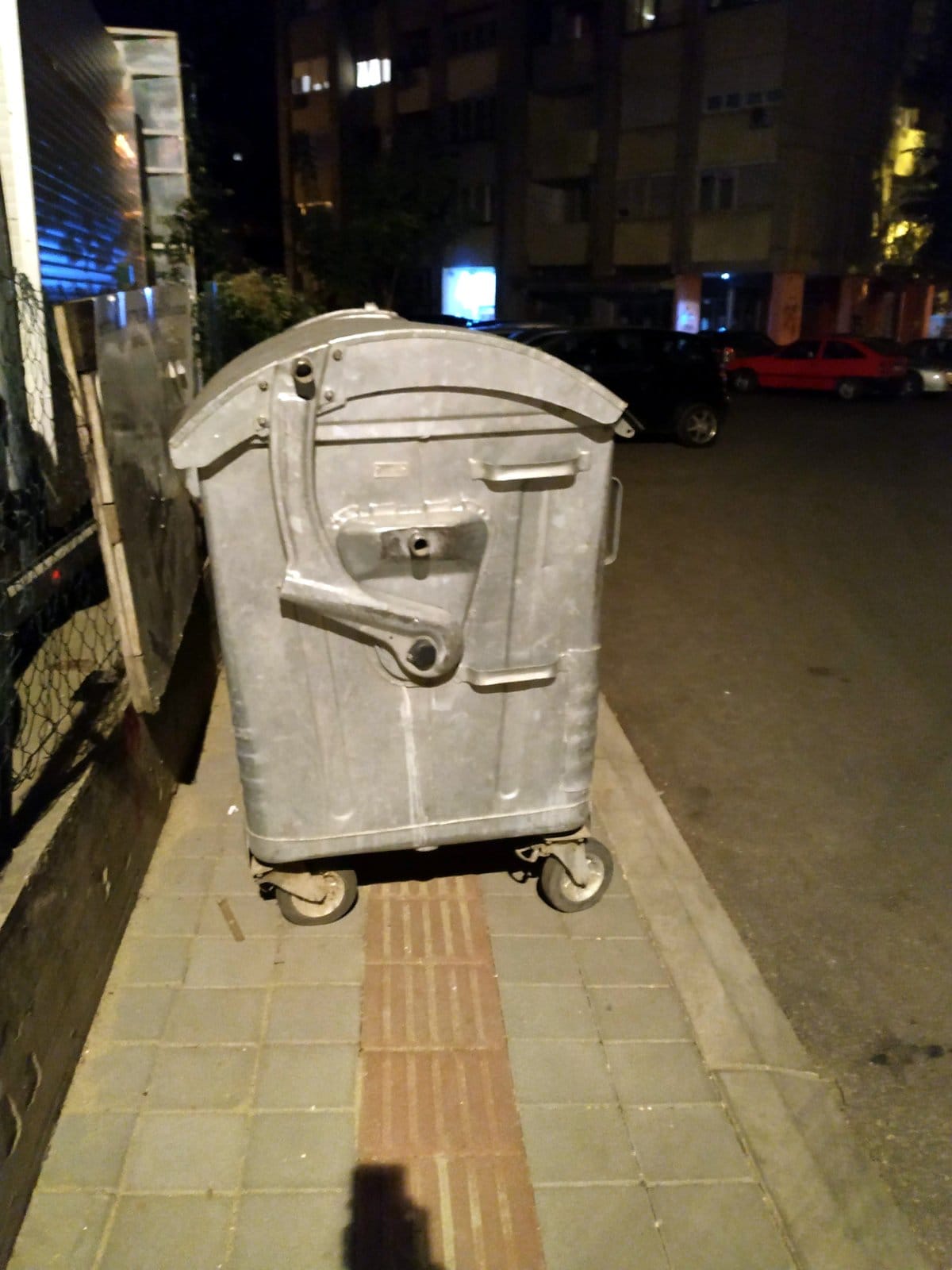 Kontejner na stazi za slepe; foto: citalac-Prijavi problem