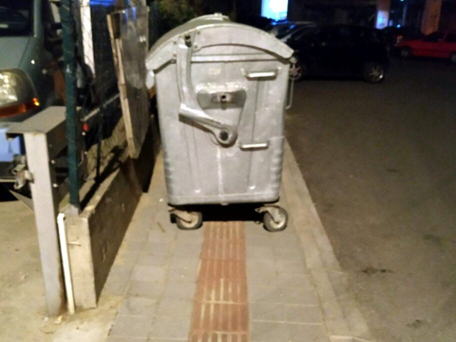 Foto-vest: Staza za slepe vodi do kontejnera 2 Kontejner na stazi za slepe 1 foto citalac Prijavi problem