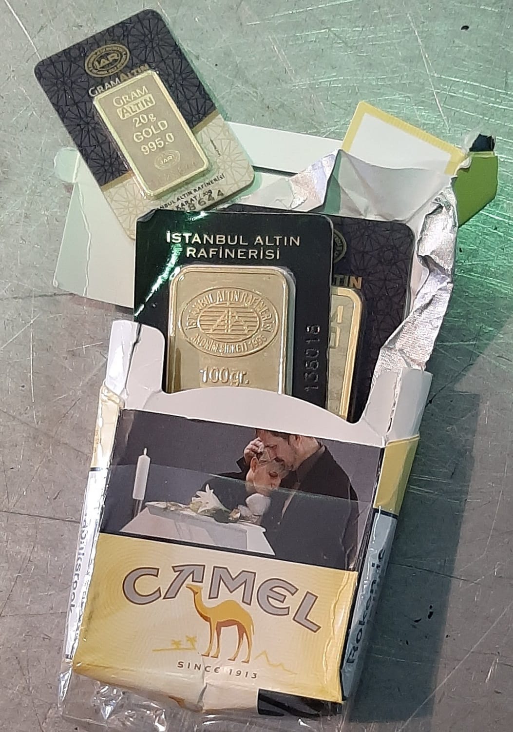 Kutija cigareta puna zlatnih plocica