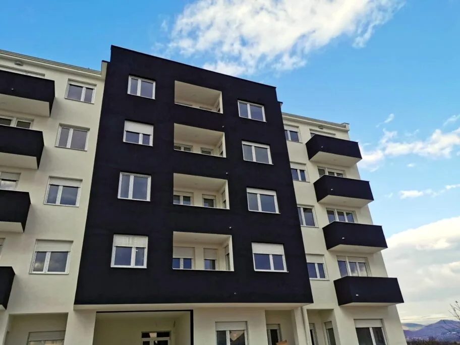 Somborska ulica zgrada protest izvrsitelji foto JV