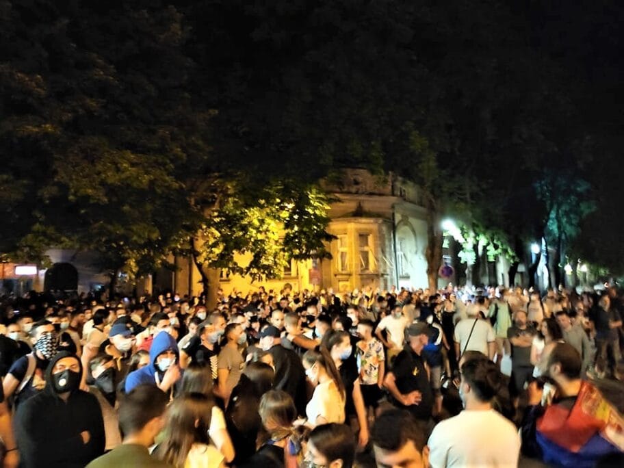 Završeni protesti u Nišu - skandiranje ispred SNS-a, aplauzi medicinarima 15 107696392 1580615918767890 6278479385086387572 n