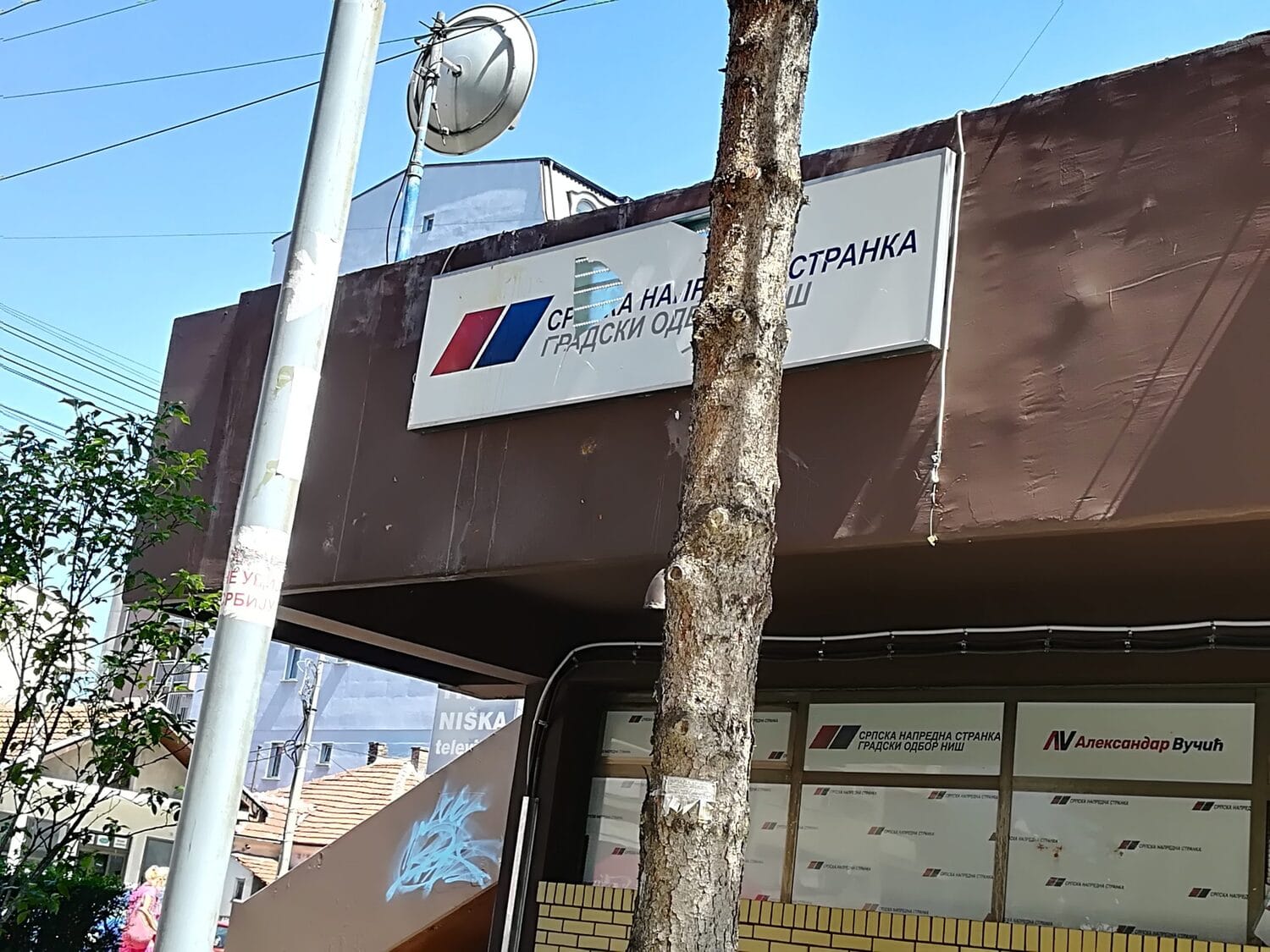 Demoliran lokal SNS protesti 8. jul foto Južne vesti Milica Jovanović1