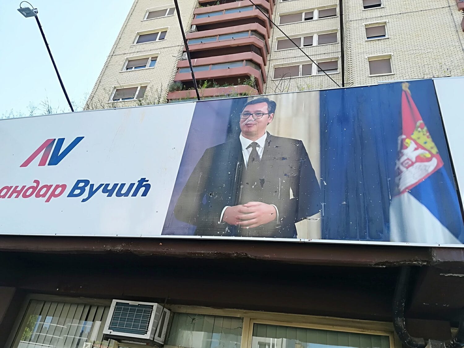 Demoliran lokal SNS protesti 8. jul foto Južne vesti Milica Jovanović3