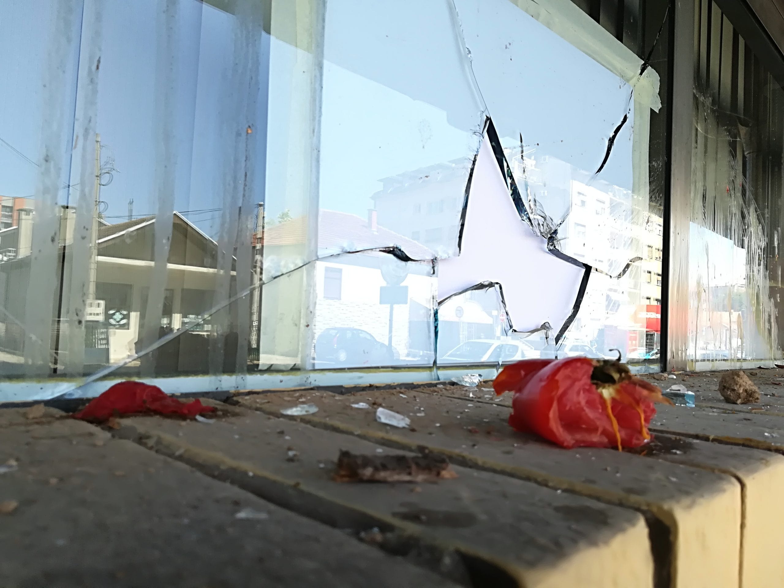 Demoliran lokal SNS protesti 8. jul foto Južne vesti Milica Jovanović4