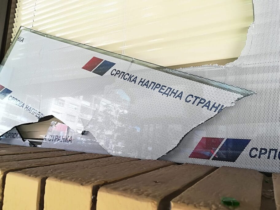 Niški SNS nakon kamenovanja lokala: Biće večeras policije, ali neće niko iz stranke braniti prostorije 14 Demoliran lokal SNS protesti 8 jul foto Juzne vesti Milica Jovanovic5 scaled