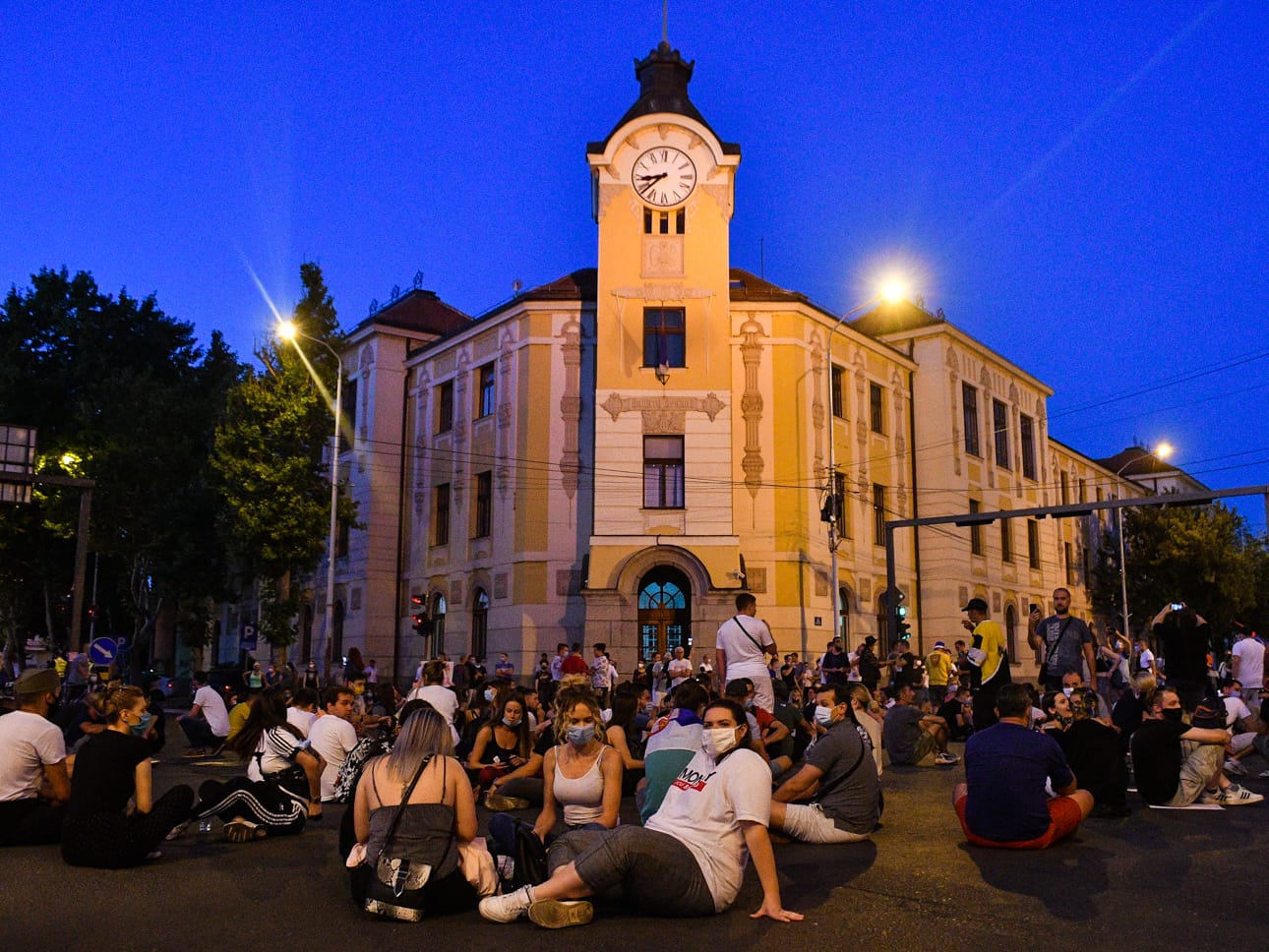 protest nis jul 2020, sedenje ispred suda foto vanja keser