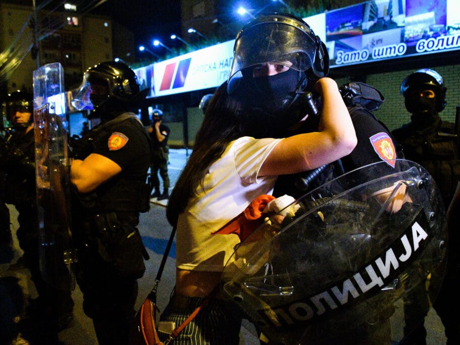 protest nis jul 2020 ispred snsa gradjanka i pripadnik zandarmerije