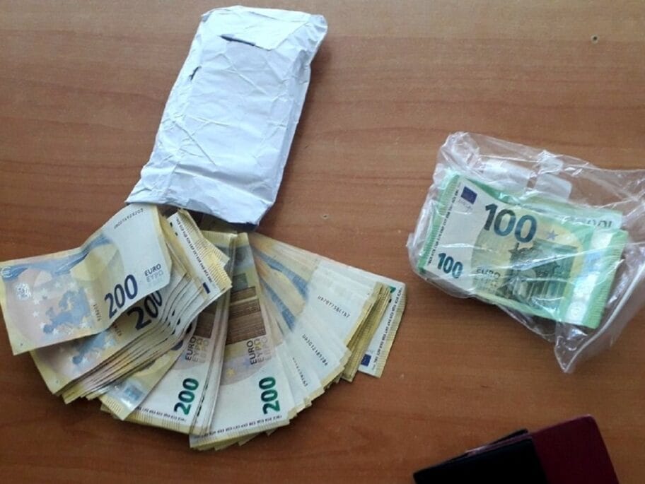 Devize iz futrole foto Uprava carina