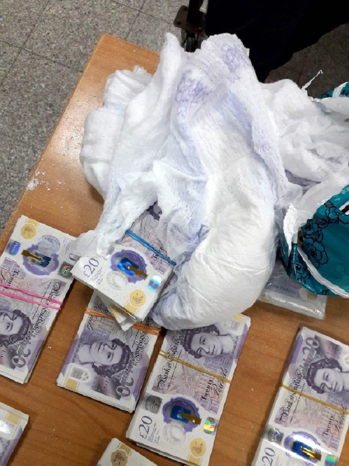 funte u pampersu foto Uprava carina