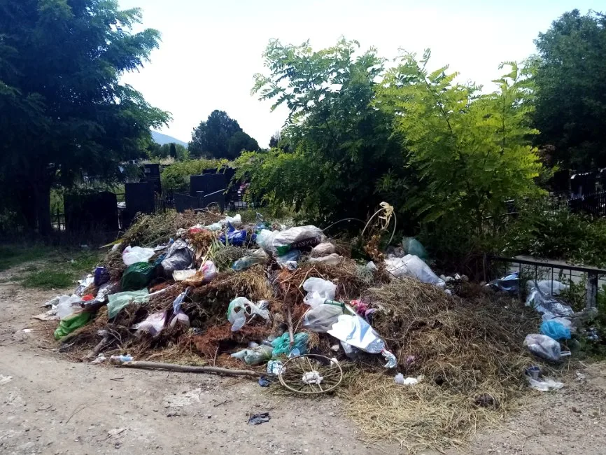 Groblje Vrezina djubre foto citalac