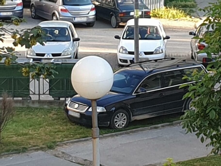 Parkiranje na travi Leskovac foto M P