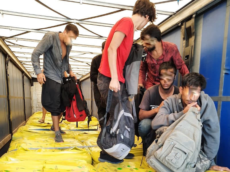 Otkriveni migranti u kamionu sa veštačkim đubrivom 1 sakriveni medju dzakovima djubriva