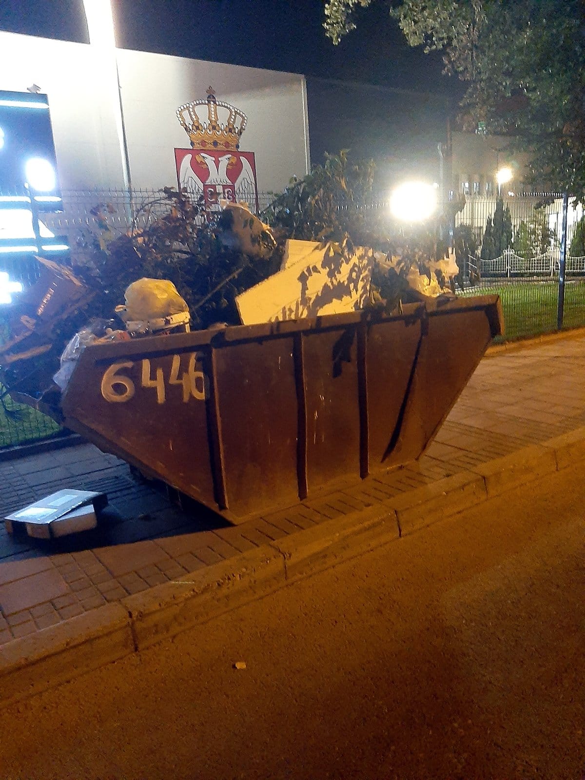 Pun kontejner na sred trotoara foto citalac