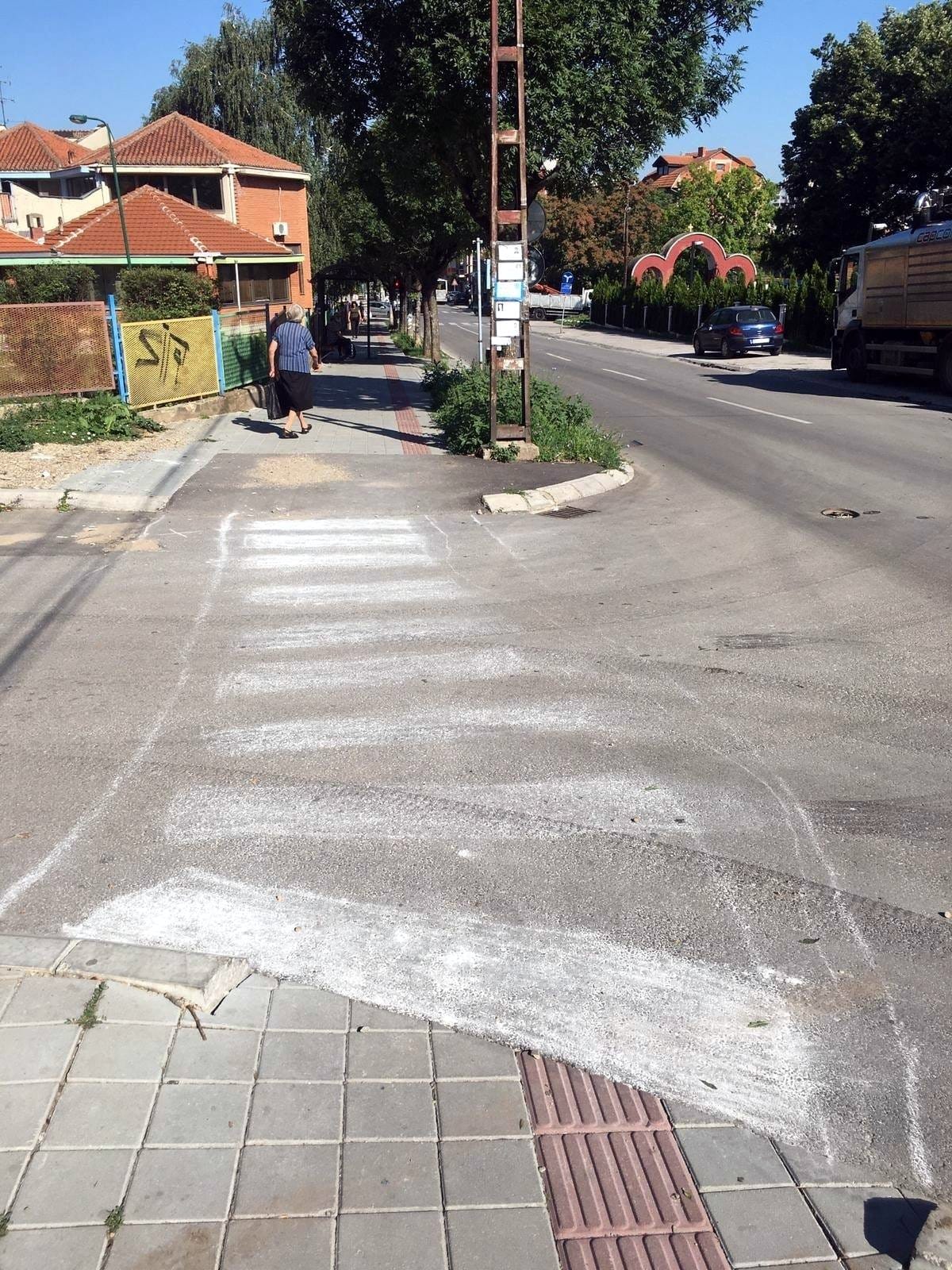 Prelaz iscrtan kredom foto Niska urbana gerila