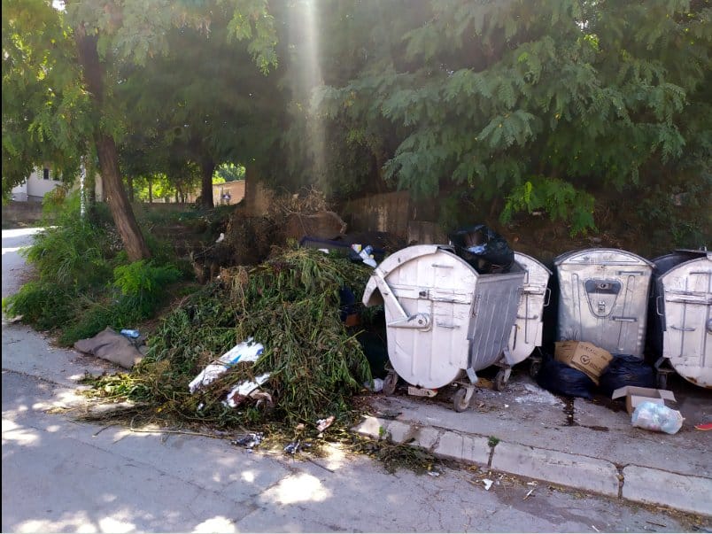 Otpad u Ulici Ratka Sofijanića 1; foto: citalac