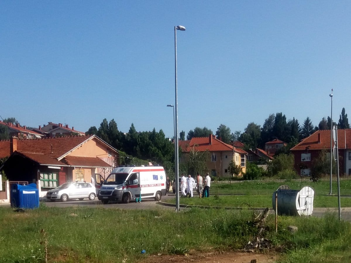 Cekajuci Hitnu pomoc; foto: Ivan Glisic