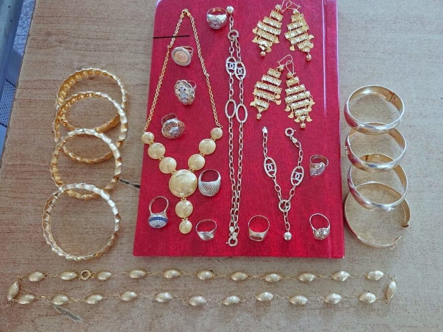 Zlatni nakit vredan preko 200.000 dinara zaplenjen na Gradini 6 zlatni nakit foto Uprava carina