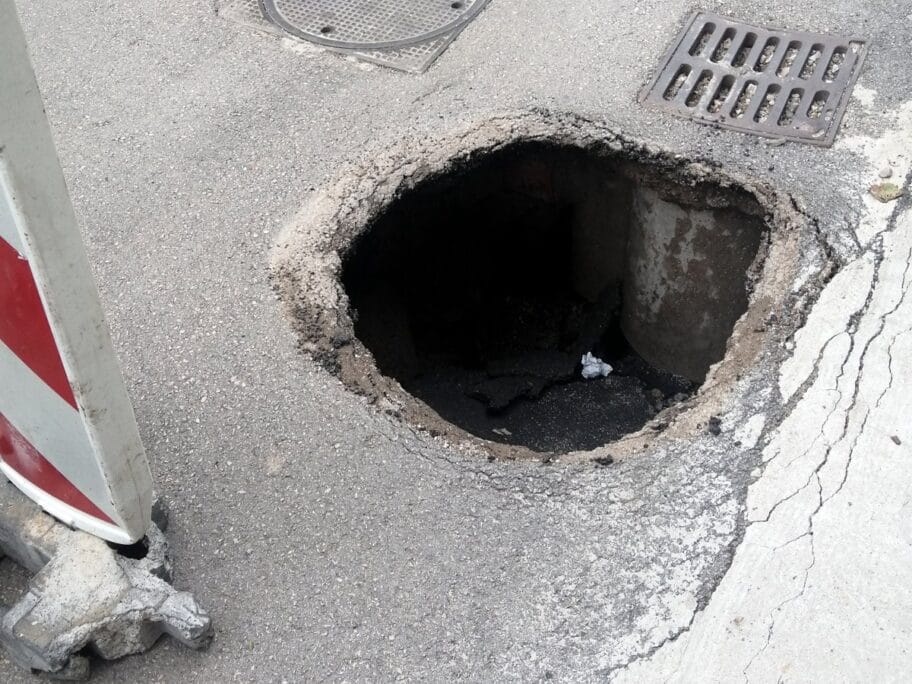 Rupe na ulicama Niša: Građani kažu da nadležni neke pune morskim peskom, oni najavljuju novo saniranje 13 Kovanlucka rupa 3 avgust 2020 foto citalac