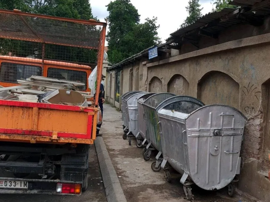 Dveri: “Mediana” nenamenski troši novac Nišlija i naplaćuje loše usluge po previsokim cenama 11 Ispraznjeni kontejneri u Kraljevica Marka Nis foto JKP Mediana