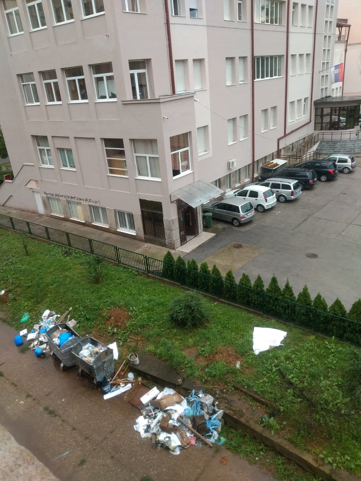Smece kod Gimnazije 1; foto: čitalac