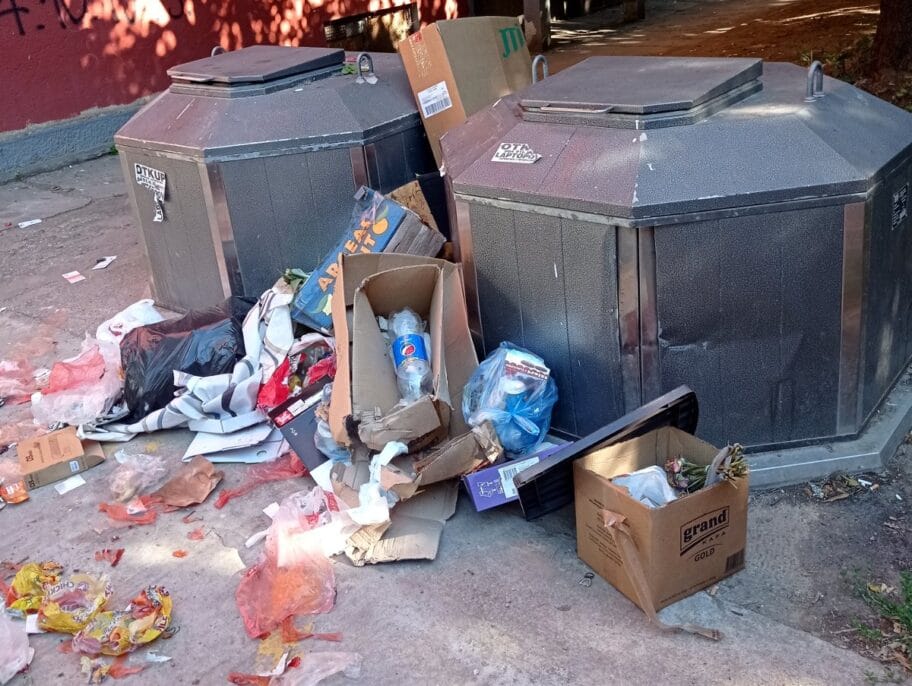Foto-vest: Smeće oko podzemnih kontejnera 5 Podzemni kontejneri smece foto citalac