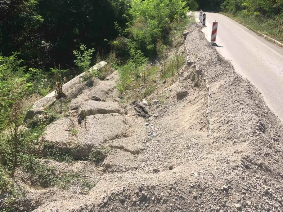 Zatvara se put od Vranja ka selu Struganica zbog saniranja klizišta 19 odron foto Lj F