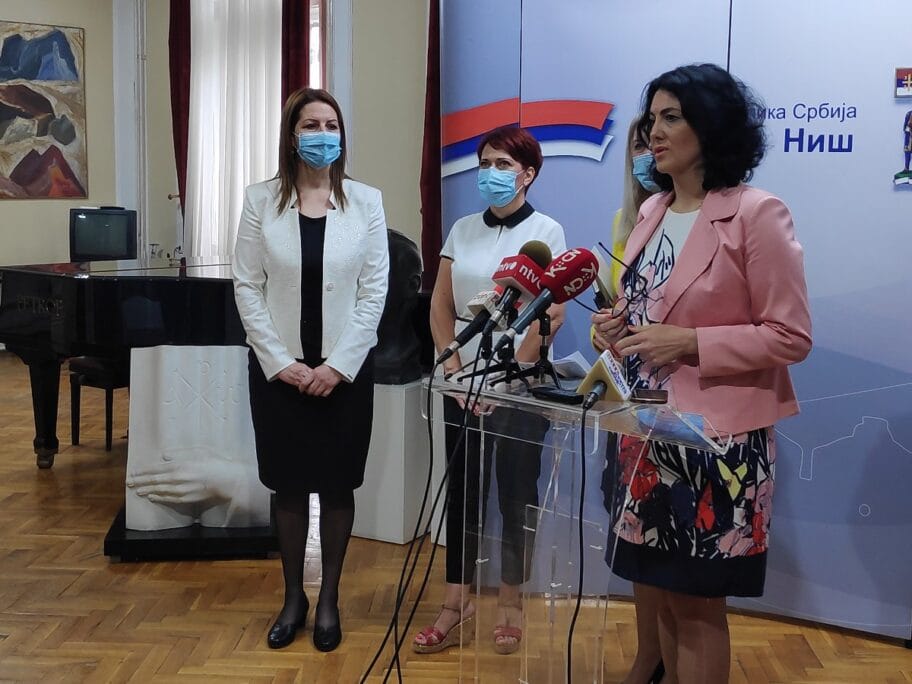 Sotirovski i pomocnice foto JV